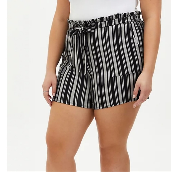 Torrid Paperbag Ponte Tan & Black Stripe Shorts Women's Plus Size 1 1X or 14/16 - Picture 2 of 10
